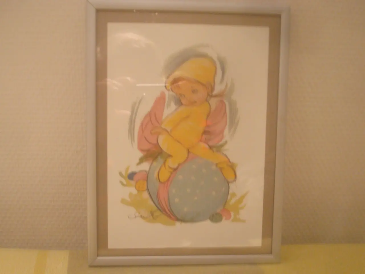 Billede 4 - CHRISTEL PÅSKEBARN SIDDENDE PÅ PÅSKEÆG. Flot stand