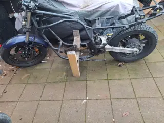 Kawasaki GPZ 1100 UT 1984 på DE papirer