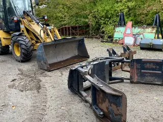 CAT 906 Hours: 7,552 / Bale Clamp / Pallet Forks / 0.8 m³ Bucket