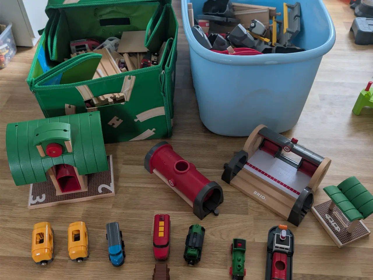 Billede 2 - Brio 30052 + ekstra  elektriske tog og skinner
