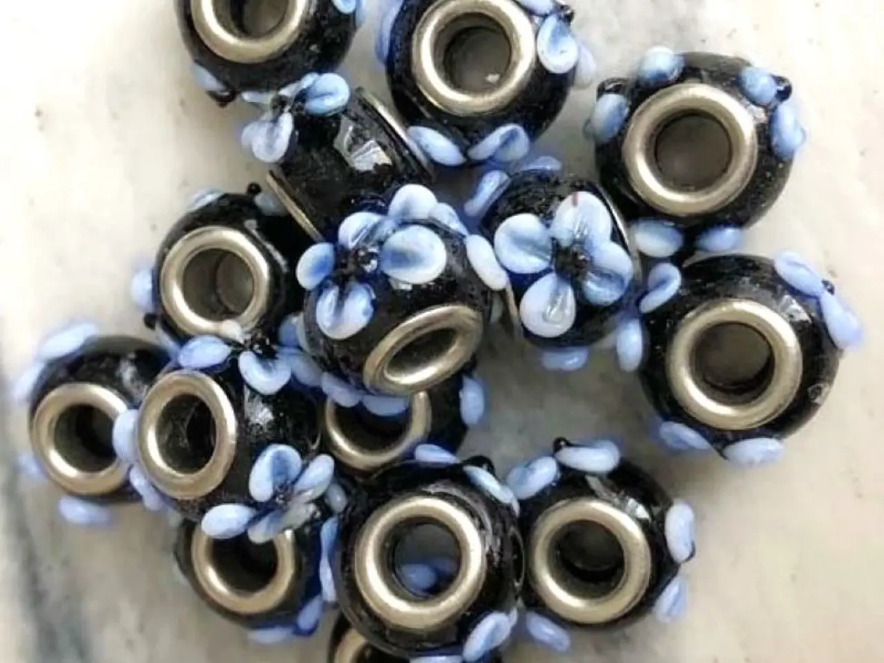 Billede 2 - Glasled / glasperler med blå blomster til armbånd