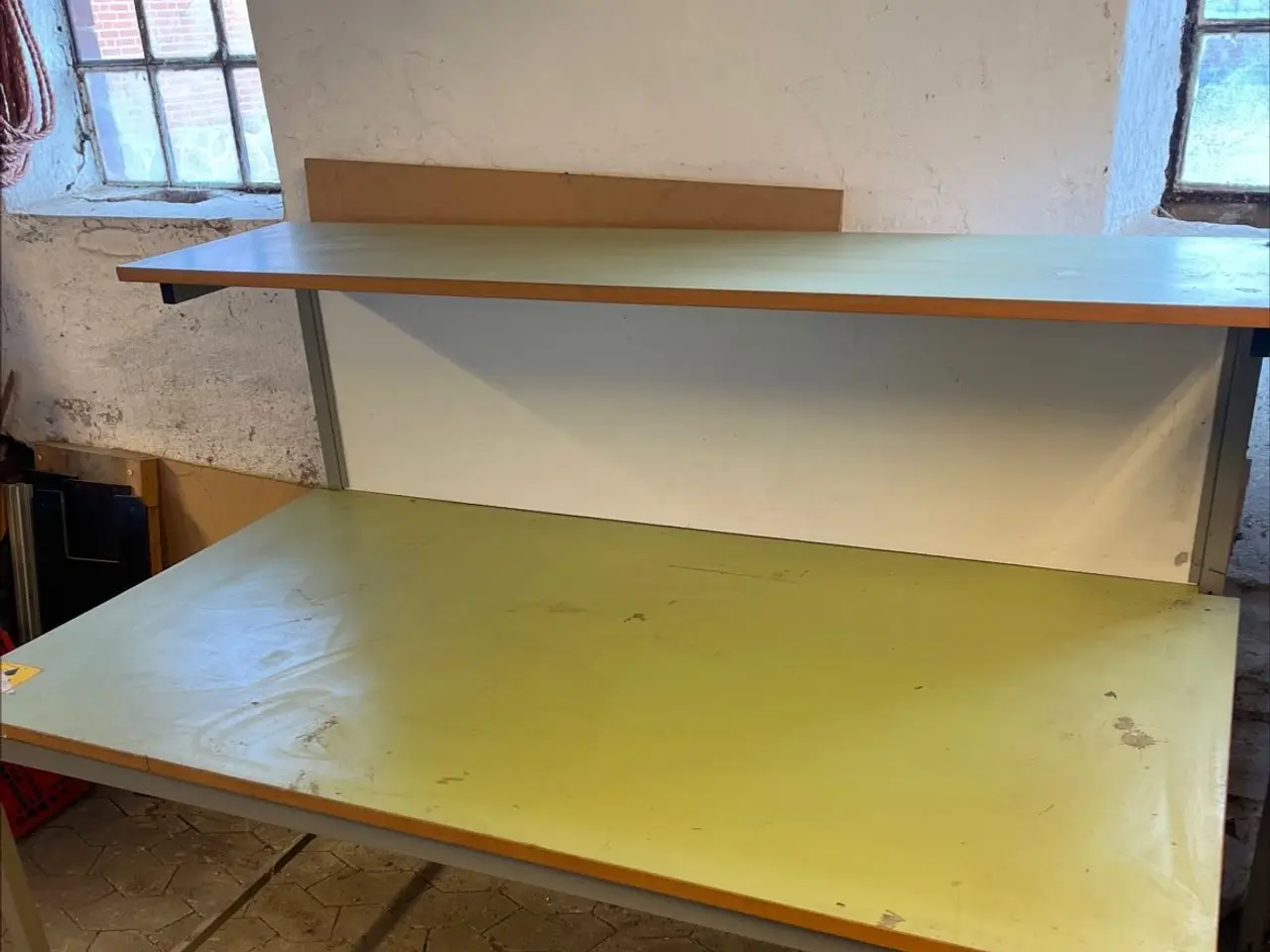 Billede 1 - Arbejdsbord med hylde