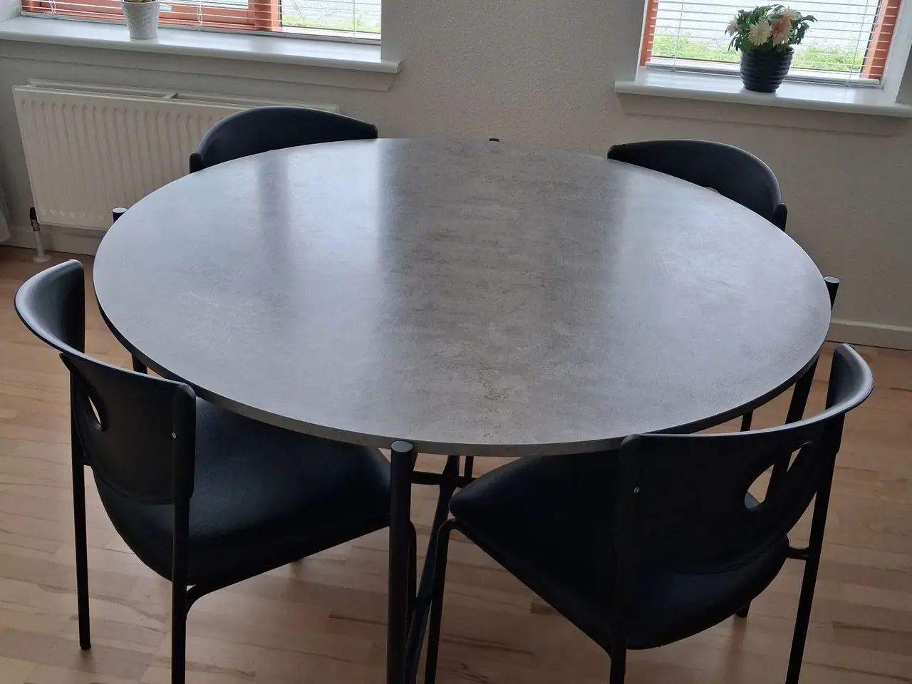 Billede 2 - Rundt spisebord med 4 stole
