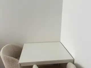 IKEA spisebord og 2 stole gives væk
