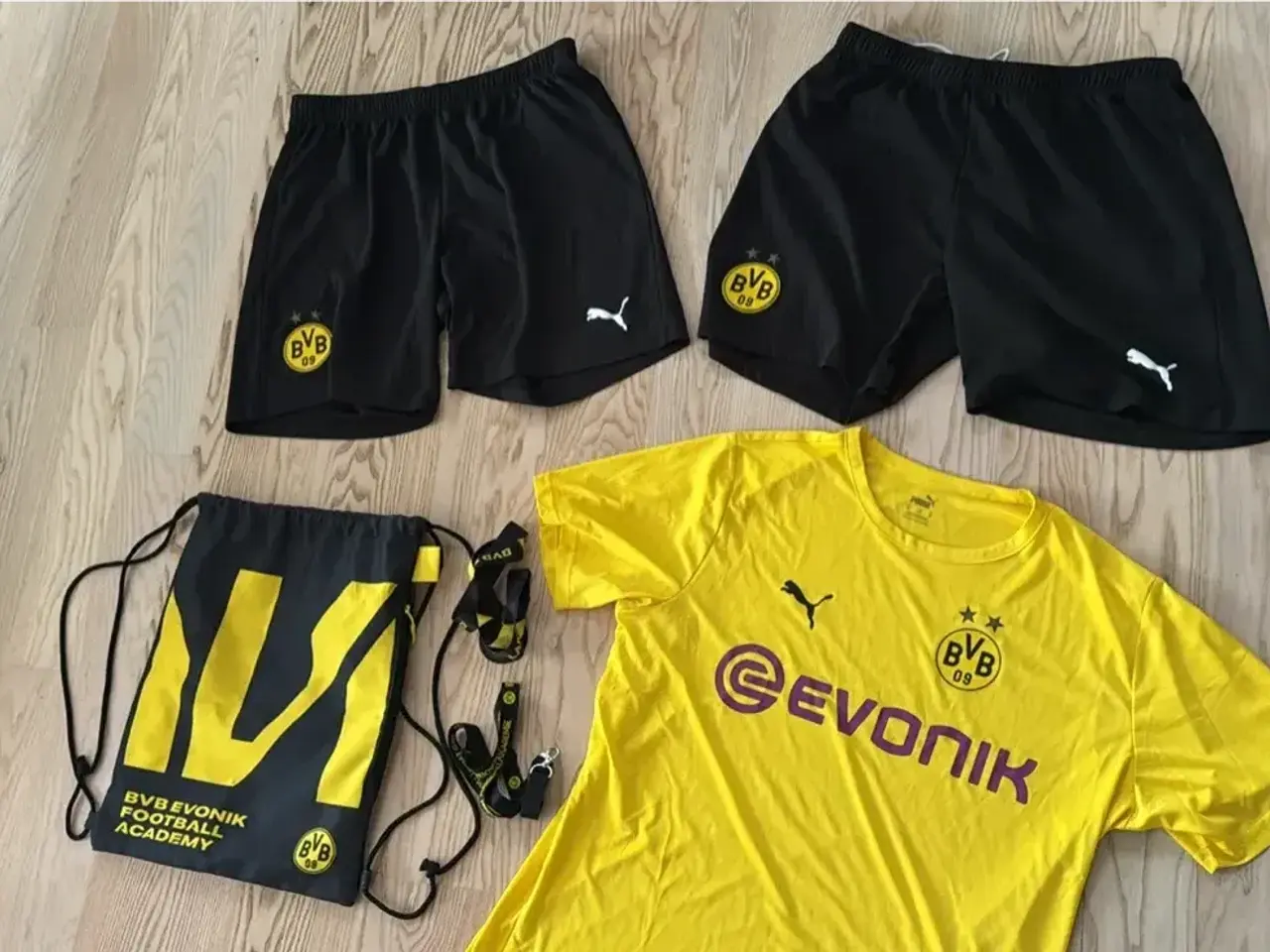 Billede 1 - Dortmund trøje/shorts Avademy