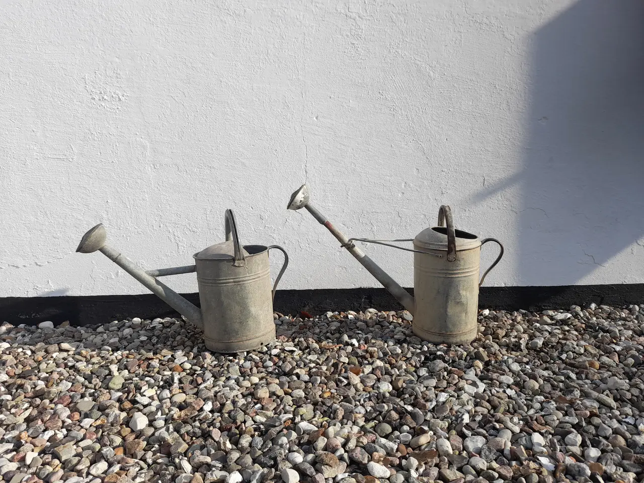 Billede 1 - 2 store gamle zinkvandkander (10L) med fed patina