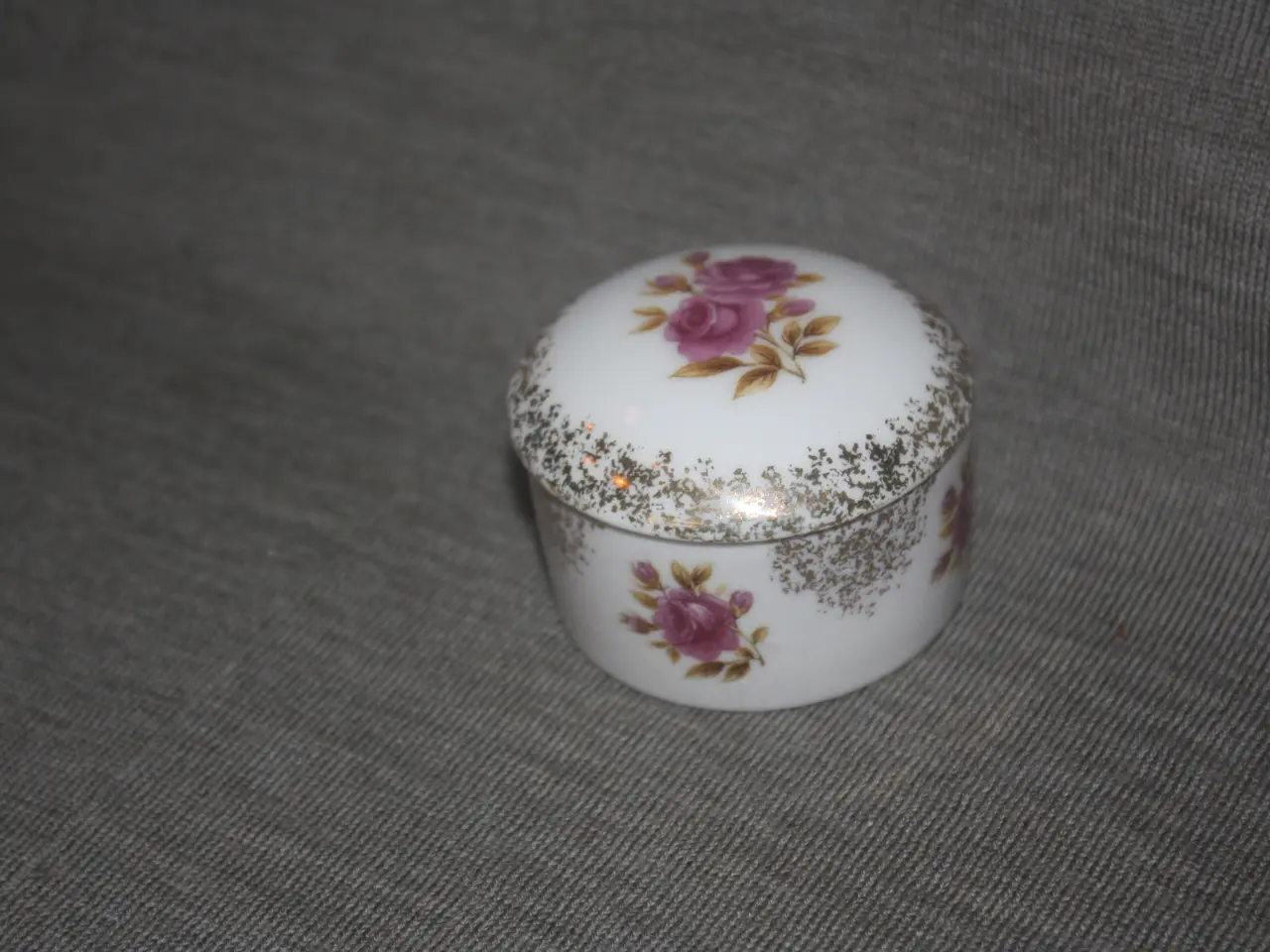 Billede 2 - Pilleæske i porcelæn samt lille vase