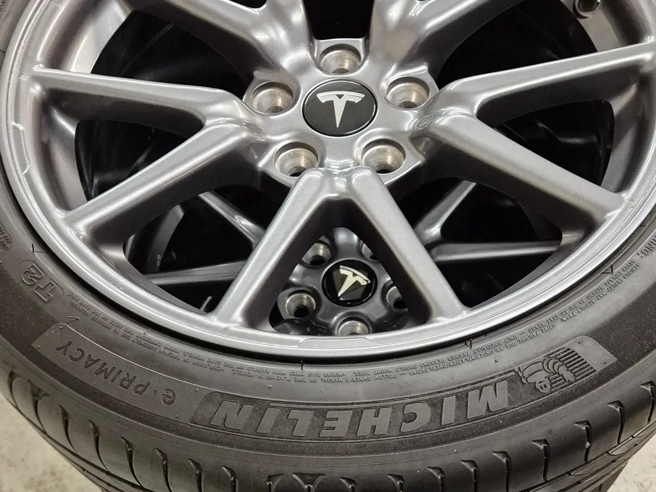 Billede 2 - TESLA MODEL 3 ORIGINAL ALUFÆLGE MED SOMMERDÆK