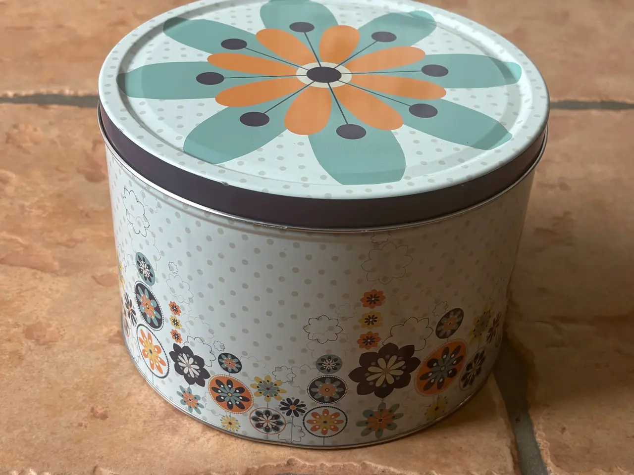 Billede 1 - rund kagedåse / opbevaringsdåse med blomsterprint