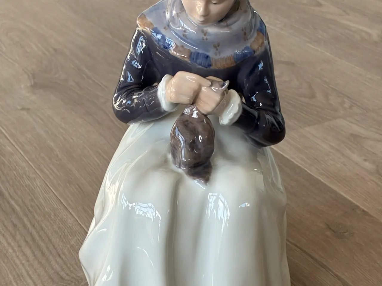 Billede 1 - Stor Siddende Amagerpige (strikkende)