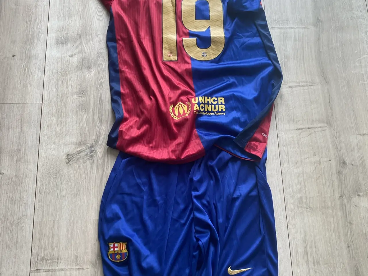 Billede 2 - Barcelona fodboldtrøje og shorts