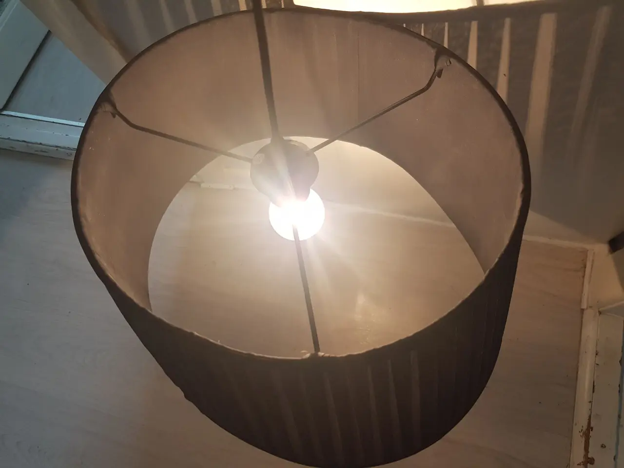 Billede 3 - loftslampe, sort farve plisse skærm