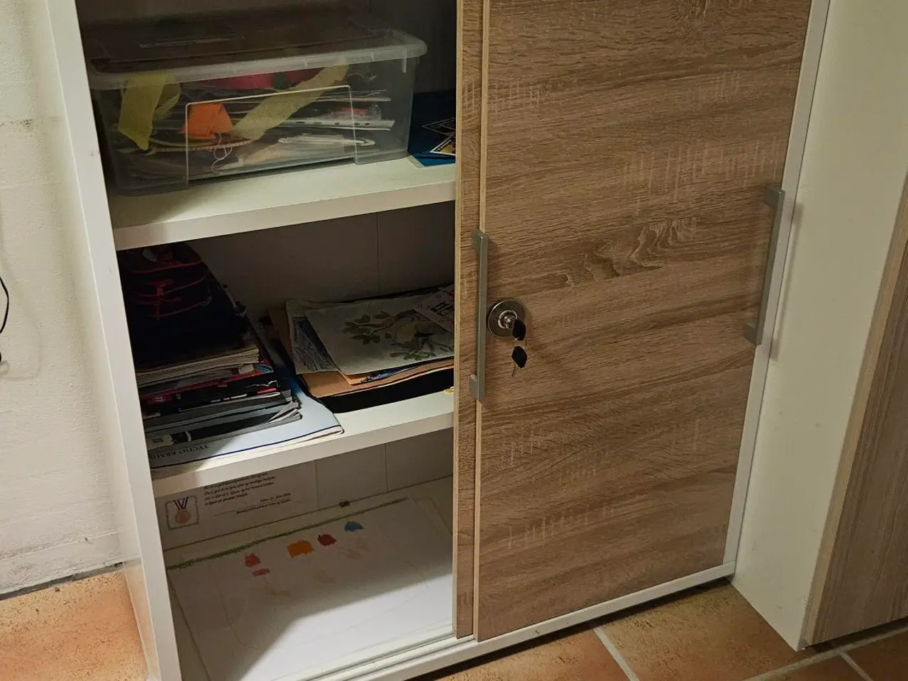 Billede 2 - Kommode med lås – 113 x 89 cm