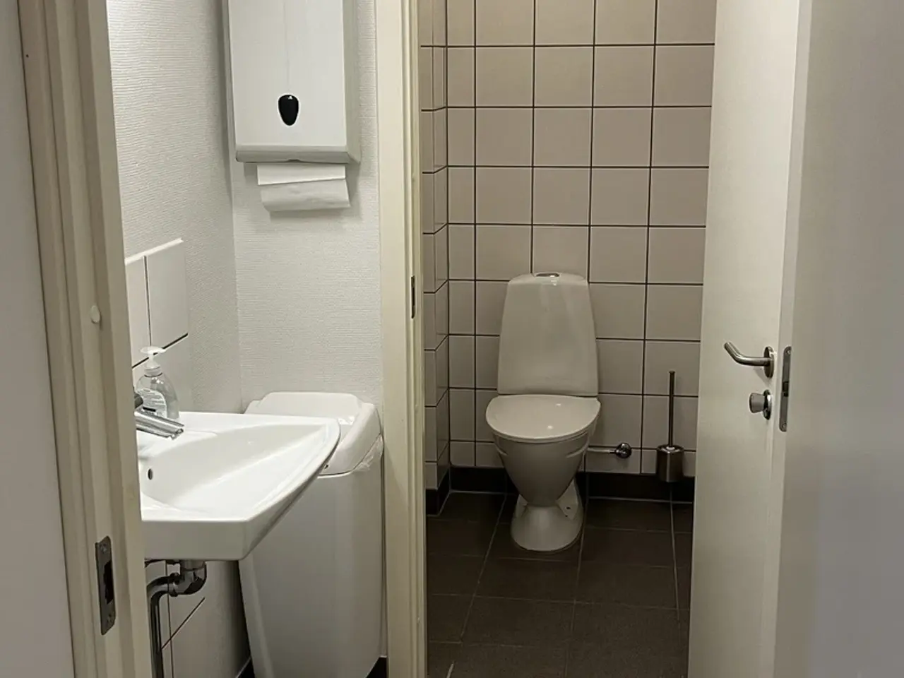 Billede 4 - Kontor - salgslokaler - showroom med facade mod motorvejen