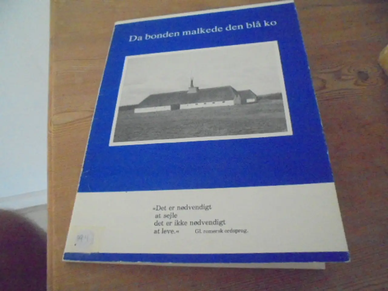 Billede 1 - Da bonden malkede den blå ko