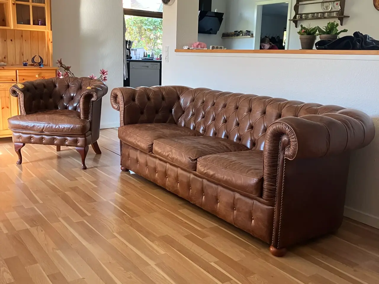 Billede 1 - Chesterfield sofa + kaminstol sælges!