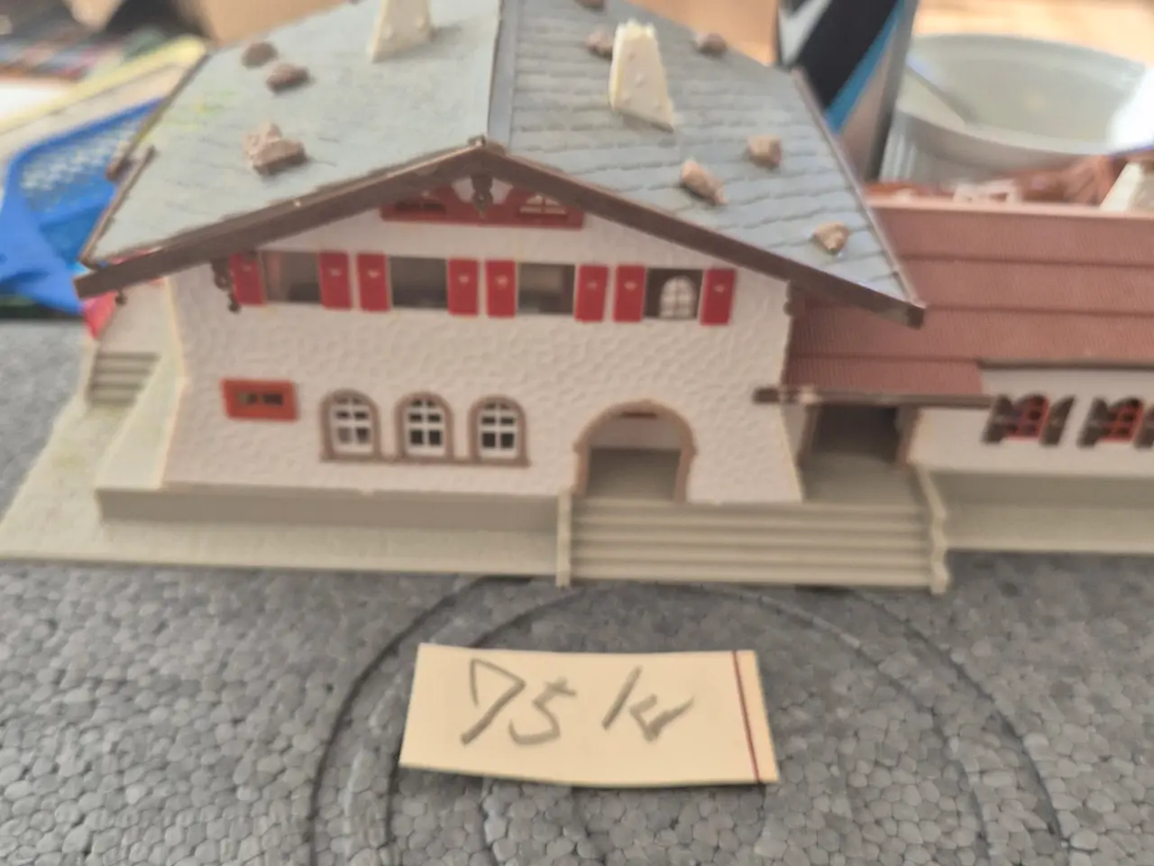 Billede 3 - Forskellige modelhuse og 1 lokomotiv