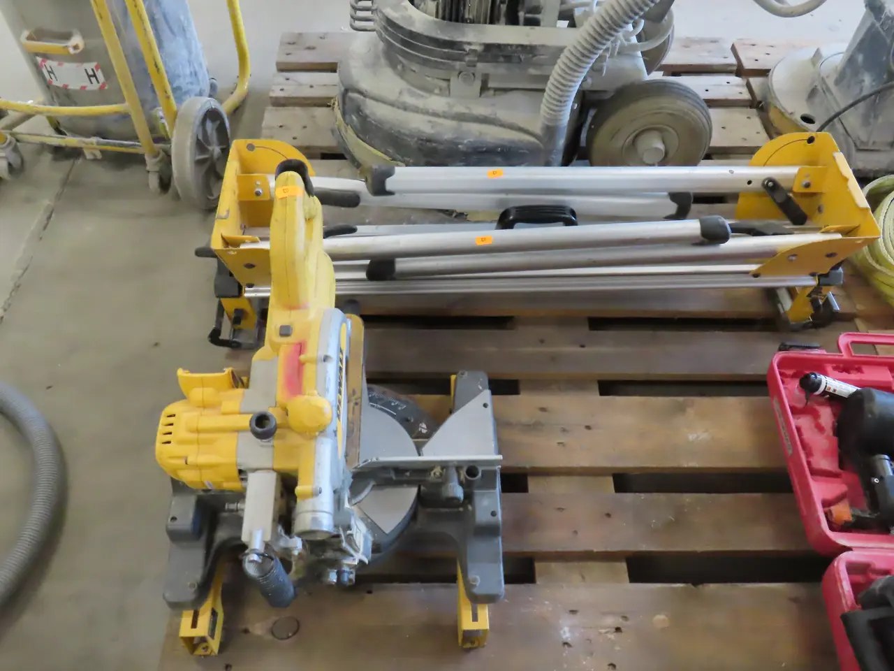 Billede 1 - Kap/geringssav samt arbejdebord DEWALT