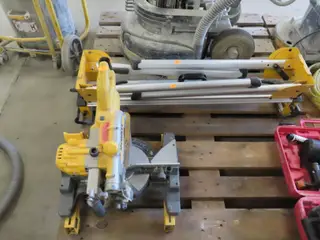 Kap/geringssav samt arbejdebord DEWALT