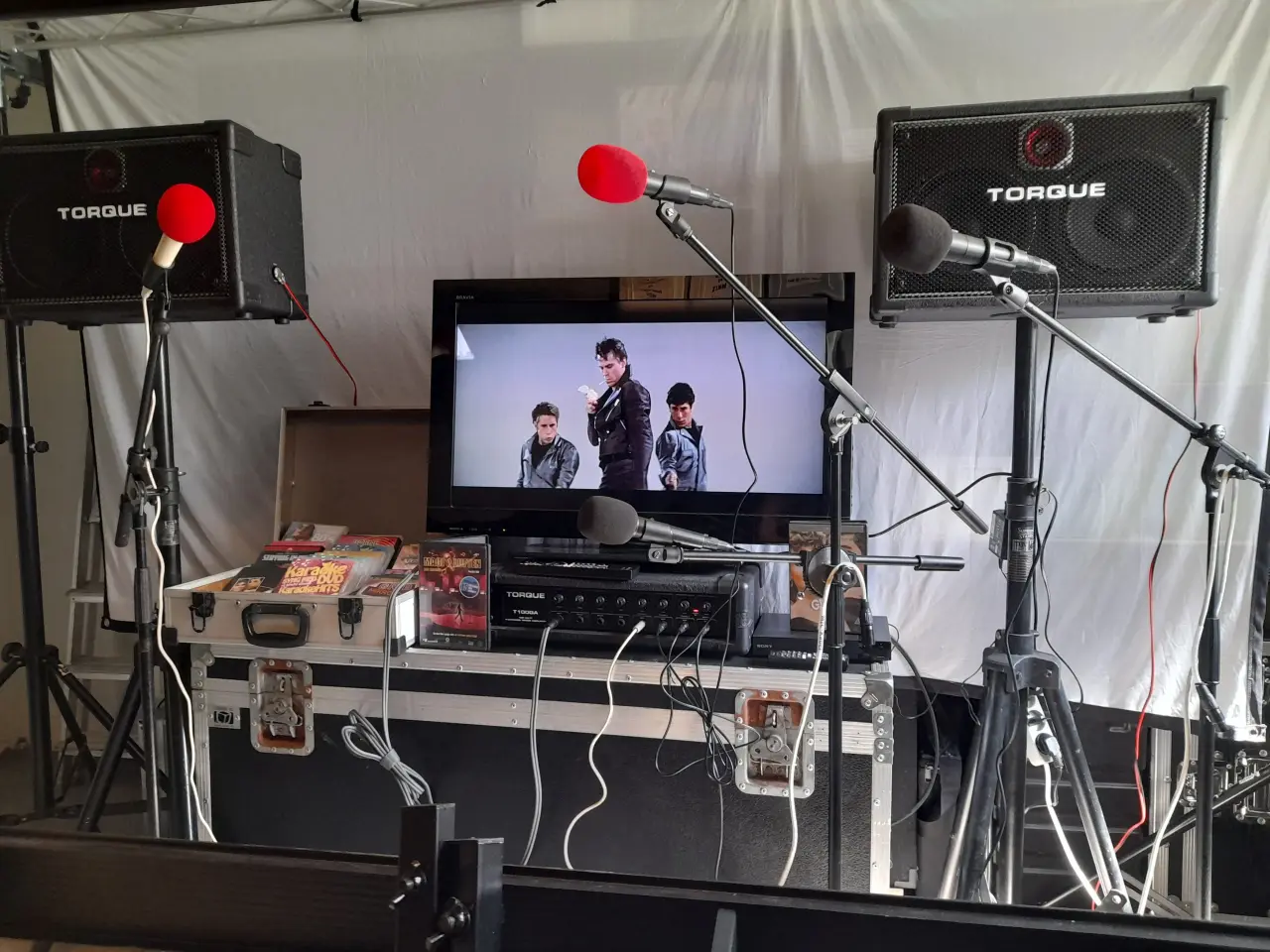 Billede 5 - Udlejes - STORT KARAOKE MED 4 MIC.