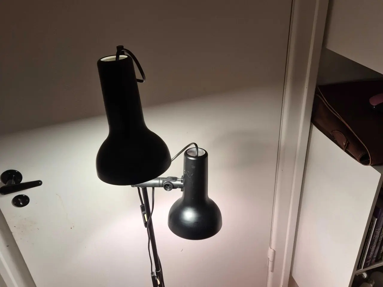 Billede 6 - Kulsort vintage gulvlampe med to spot 
