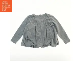 Grå langærmet bluse med rynkedetaljer fra Pomp de Lux (str. 110)