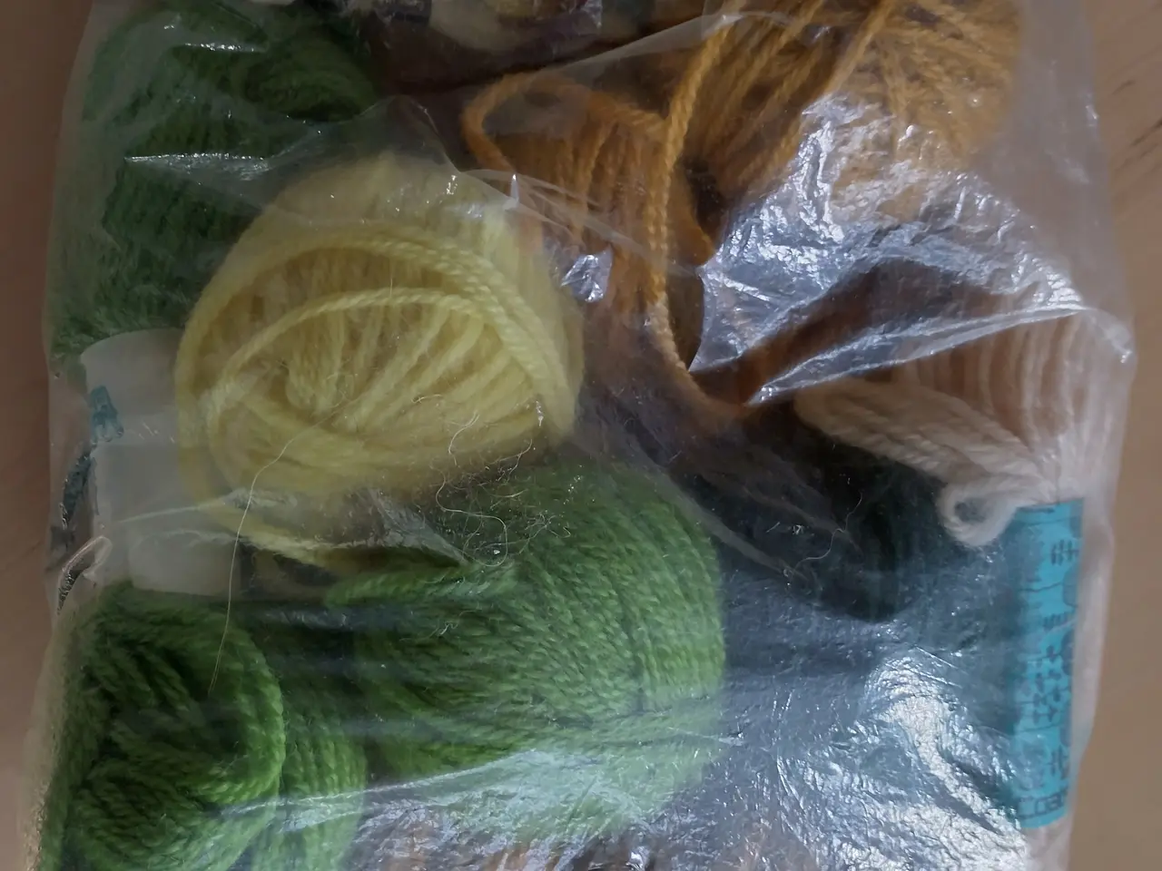 Billede 12 - 791 stk. Broderigarn - 6 broderier - hæklesæt
