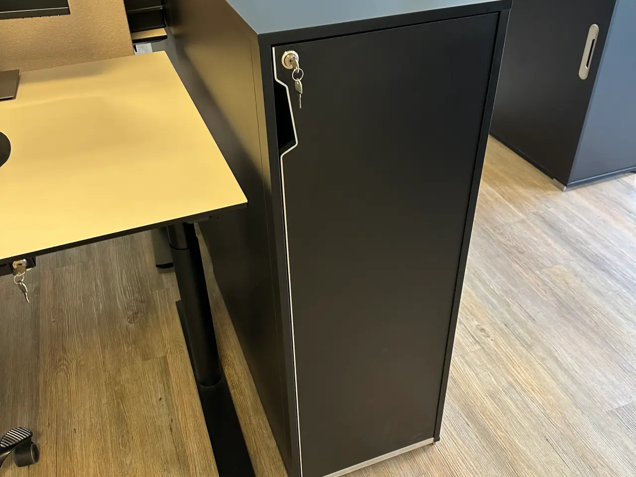 Billede 2 - ArbejdsArkivskab med lås i koksgrå farve som nye.