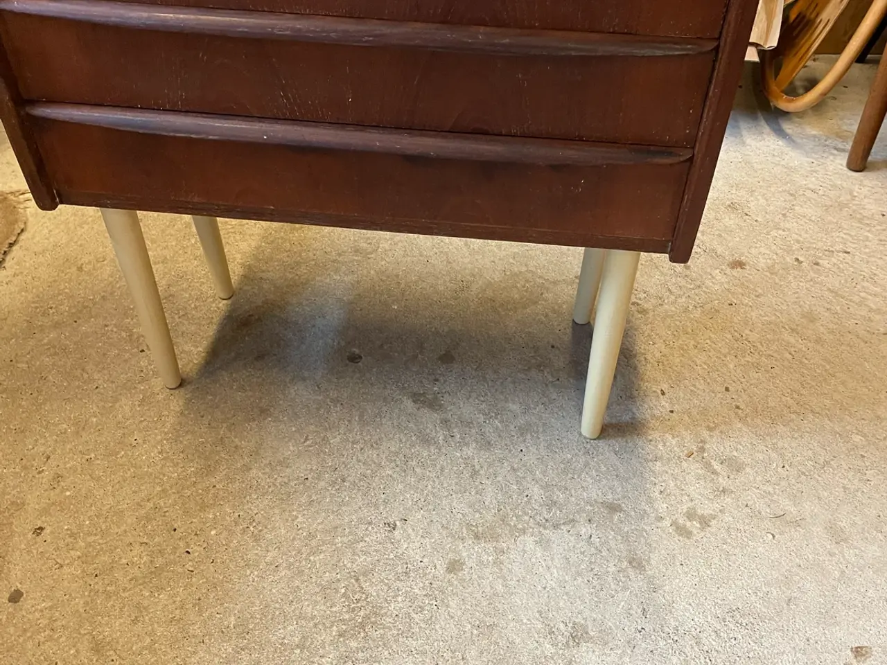 Billede 1 - Teak kommode på malede ben