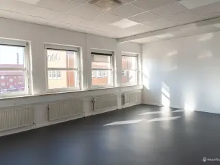 Kontor og/eller klinik i Herlev med stærk synlighed og fælles faciliteter