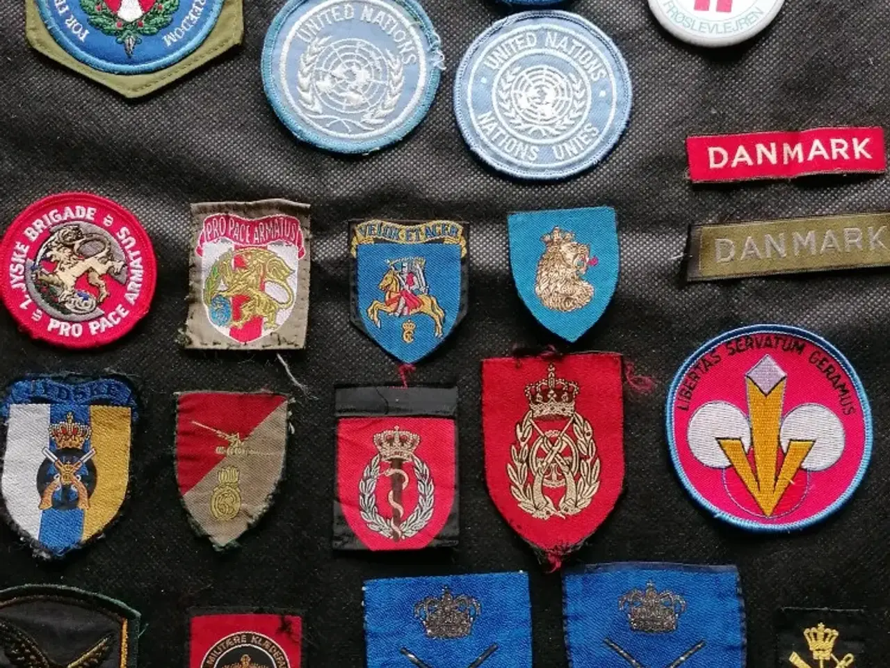 Billede 1 - Militære stofmærker.