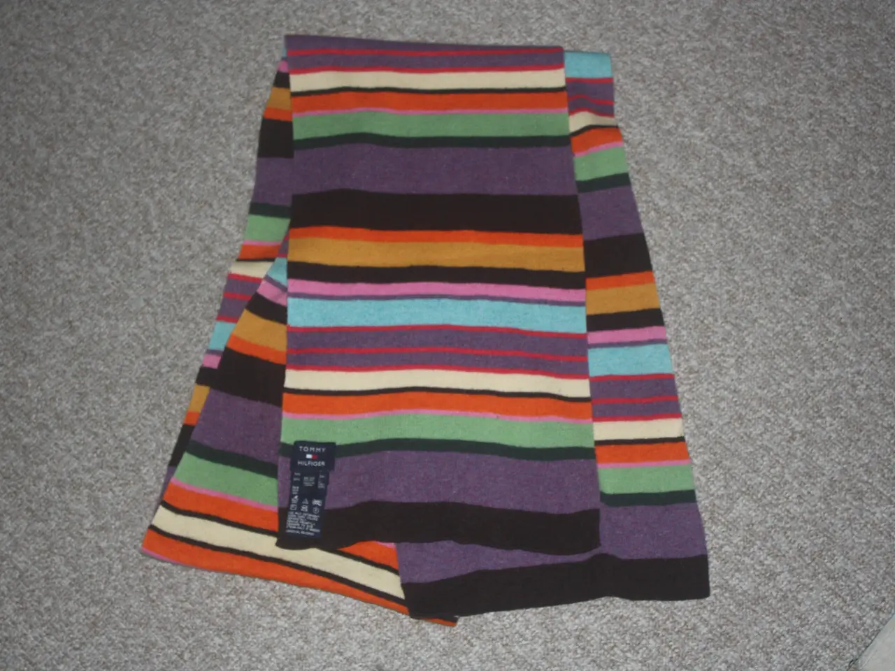 Billede 1 - Tommy Hilfiger stribet tørklæde 205 cm x 26 cm