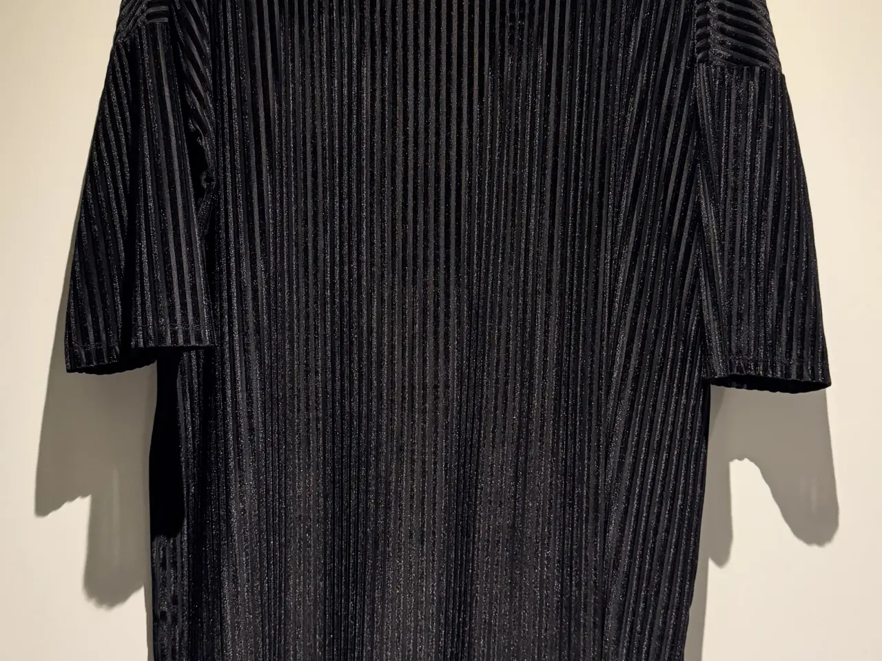 Billede 1 - Sort kjole med velour striber