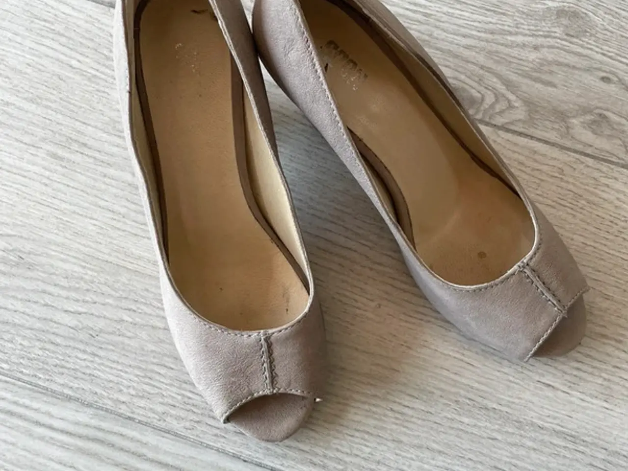 Billede 2 - Flotte beigefarvede pumps.