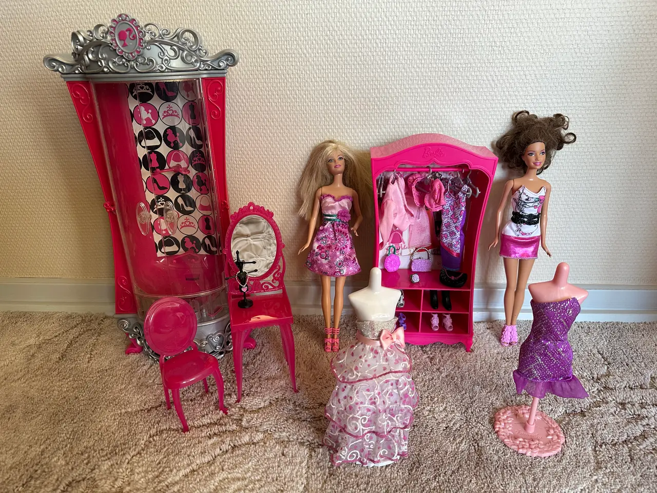 Billede 4 - Barbie dukker med slot, møbler og tilbehør