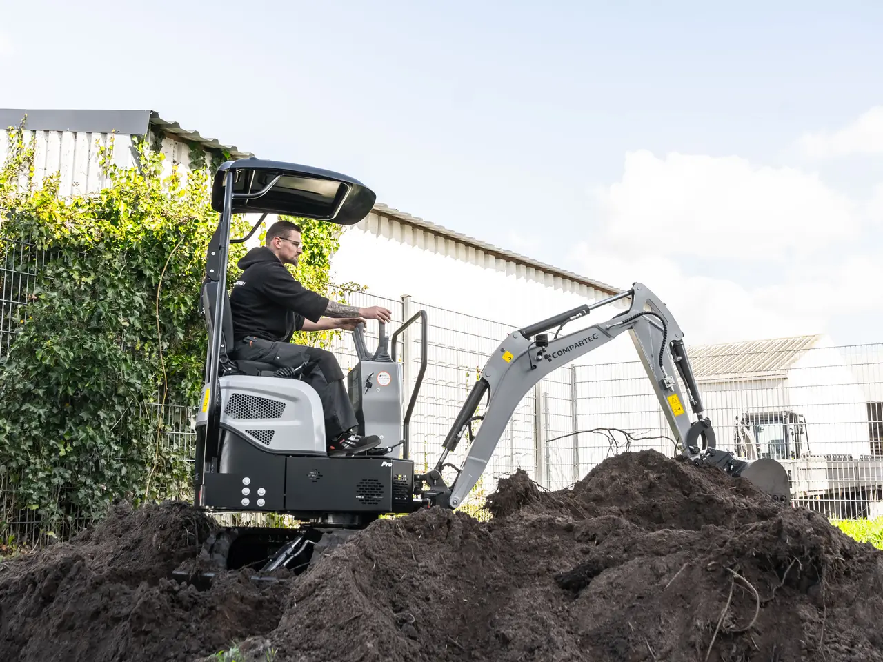 Billede 13 - Bobmaster Plus diesel minigraver - 970 kg med drejearm og justerbar undervogn, inkl. skovlsæt