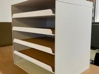 Hvid brevbakke