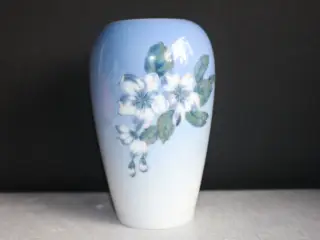 Vase med Hvide blomster fra Lyngby