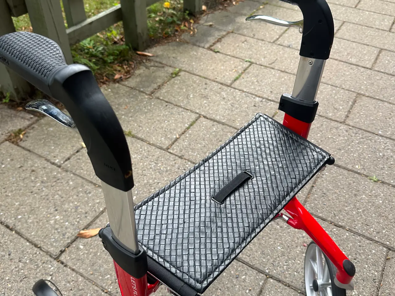 Billede 6 - Trust Alu Rollator rød med sæde og taske.