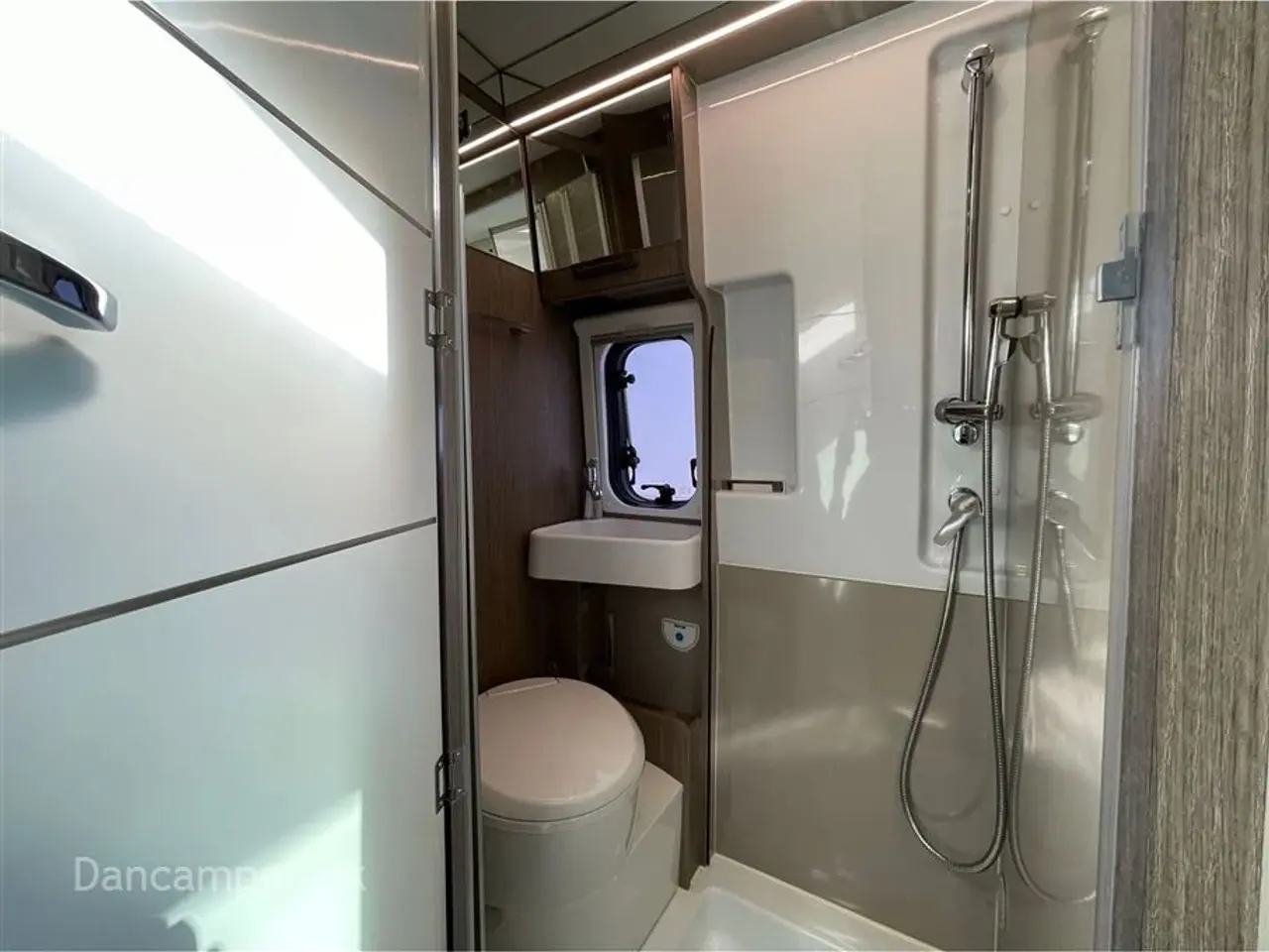Billede 24 - 2023 - Chausson ROAD LINE V594 VIP MAX UNDER KLARGØRING! Super spændende, kort van med to dobbeltsenge på tværs i køjesystem. 2,2, L motor , 140 HK, solcelle og markise m.m.