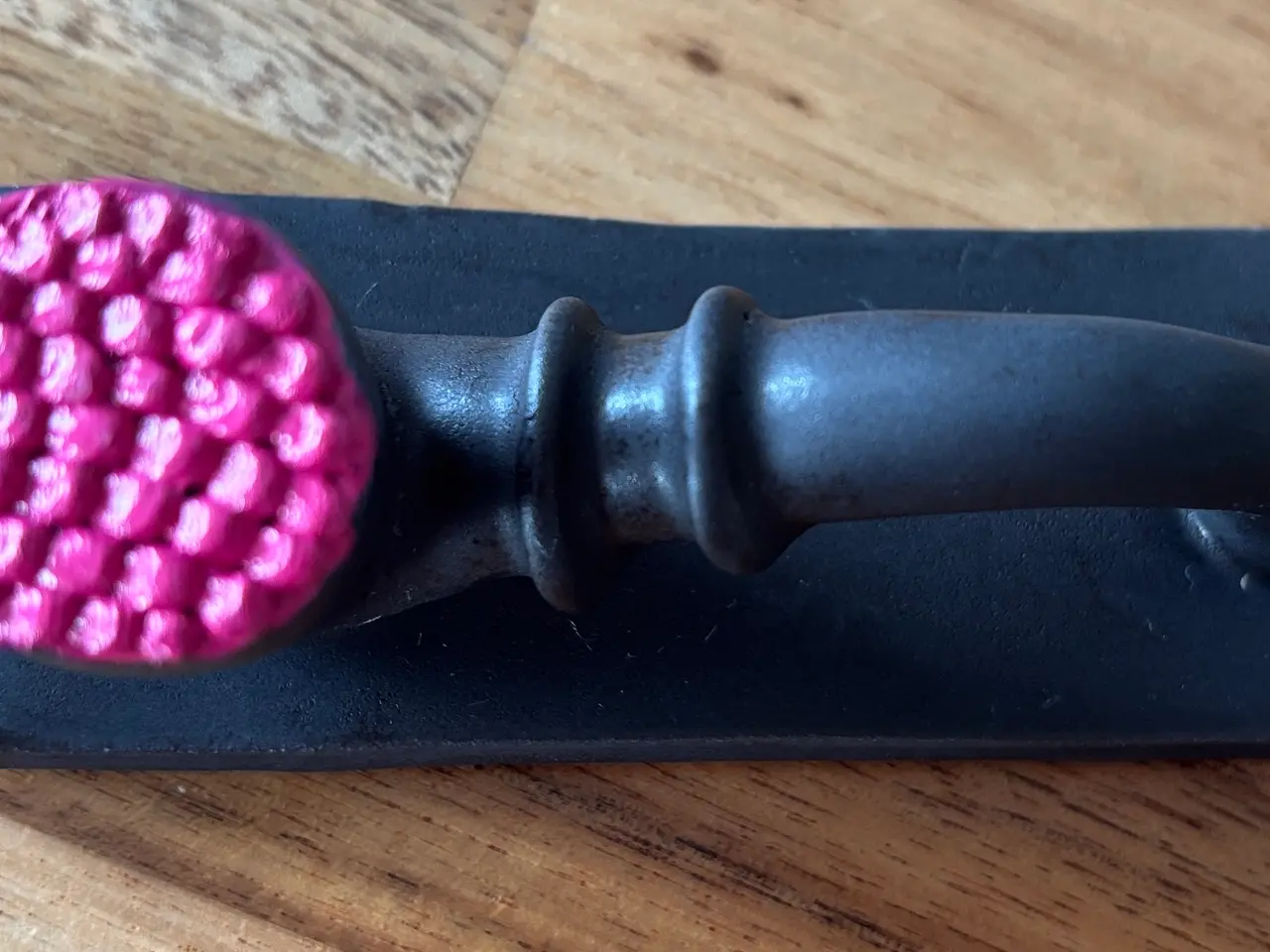 Billede 3 - Lakrids pibe med pink top håndlavet i keramik.