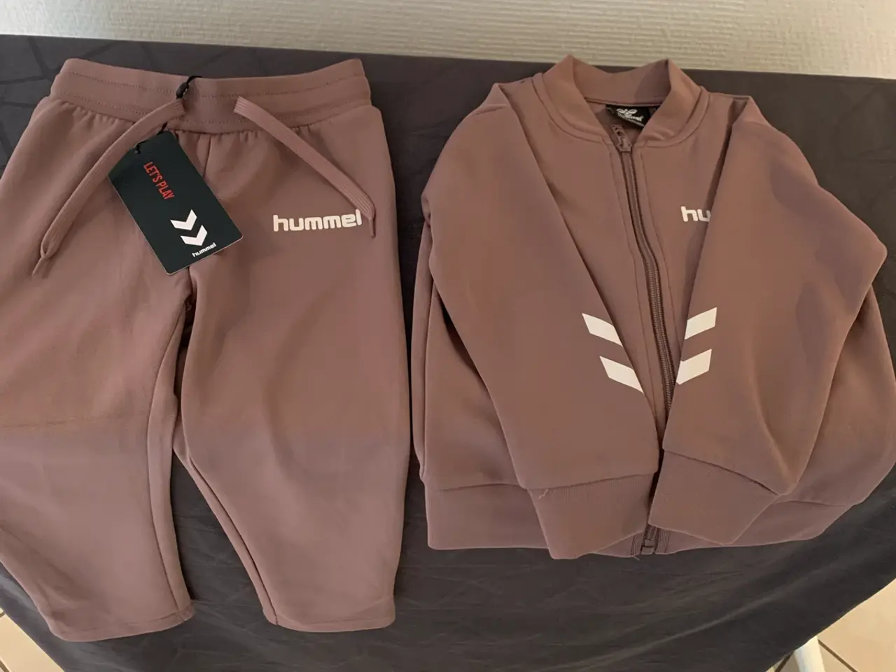Billede 1 - Hummel joggingsæt Str. 104 - Nyt