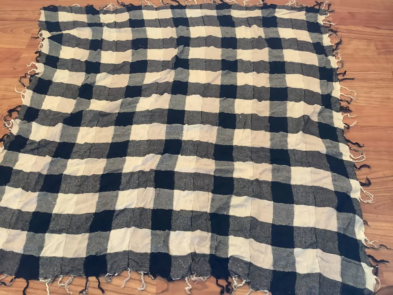 Billede 6 - Flot Erfurt tørklæde sort/hvide tern 102 X 102 cm