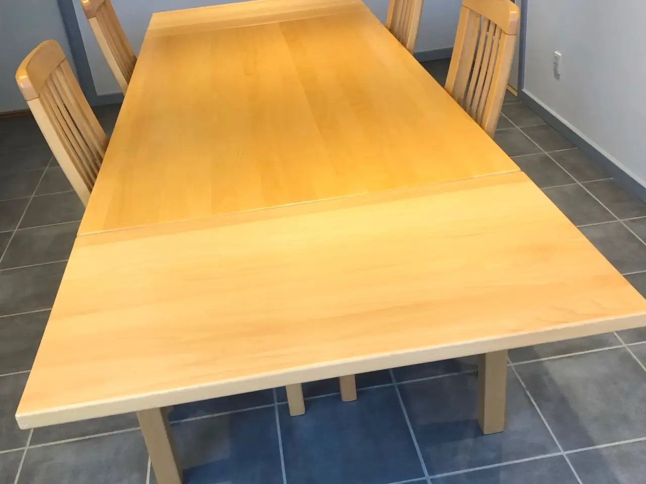 Billede 3 - Spisebord i massiv lakeret bøg med 4 stole