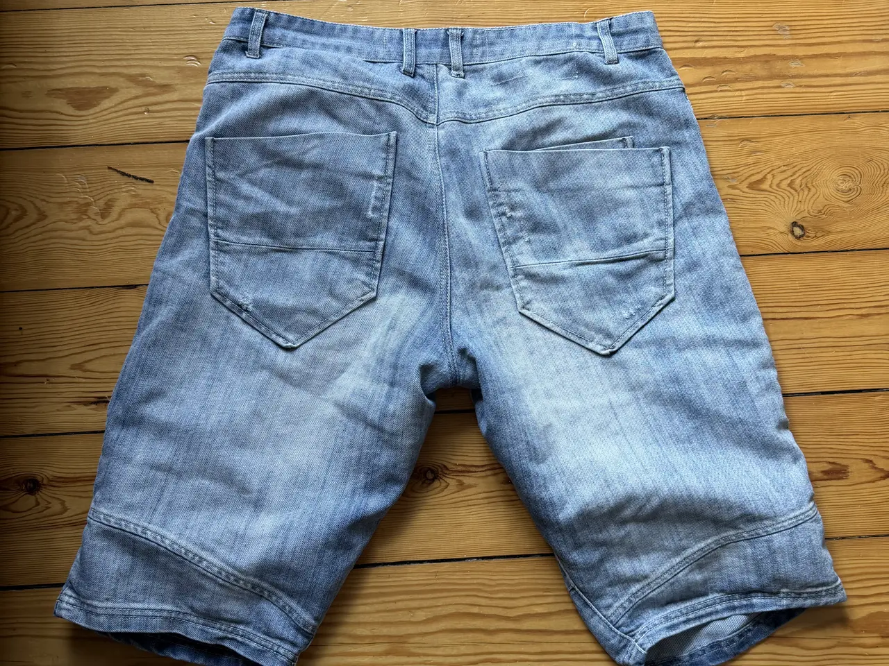 Billede 3 - Herre Solid Denim Shorts i størrelse L.
