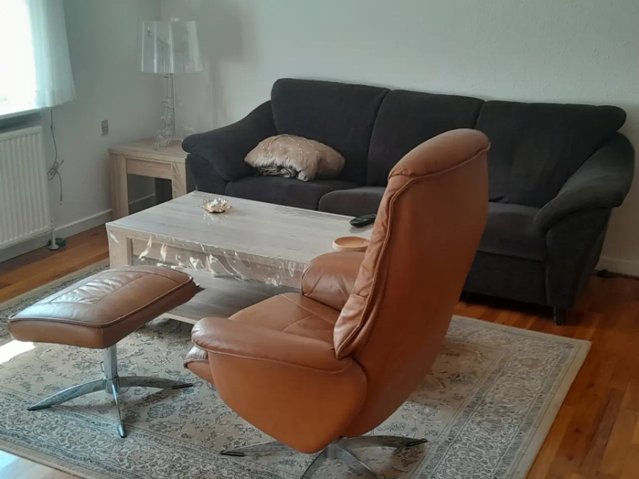 Billede 2 - Lænestol, skammel, sofa, sofabord, lampe og tæppe