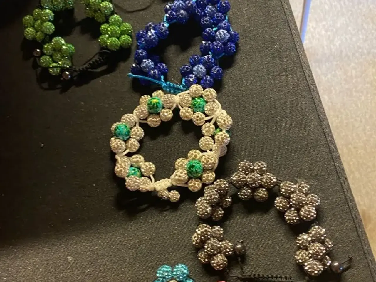 Billede 6 - Smukke nye knyttede blomsterarmbånd