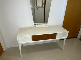 Flot retro sminkebord / toiletmøbel med spejl