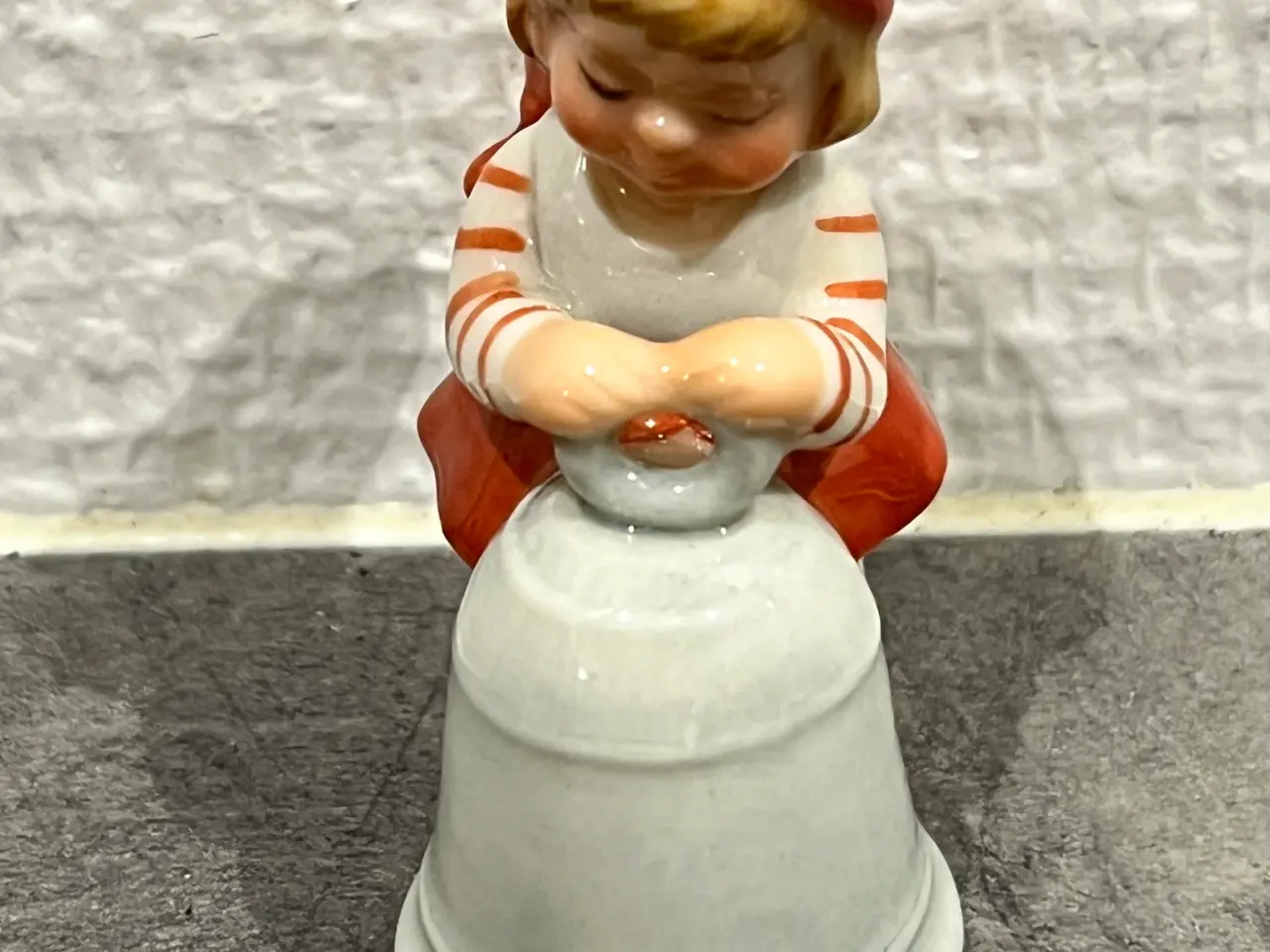 Billede 1 - Royal Copenhagen Pixie Julenisse Pige med klokke 