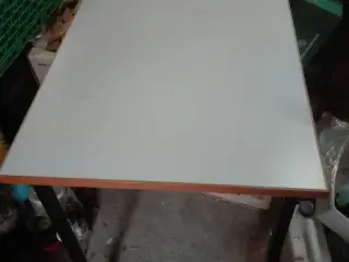 Mindre bord. Giv bud.